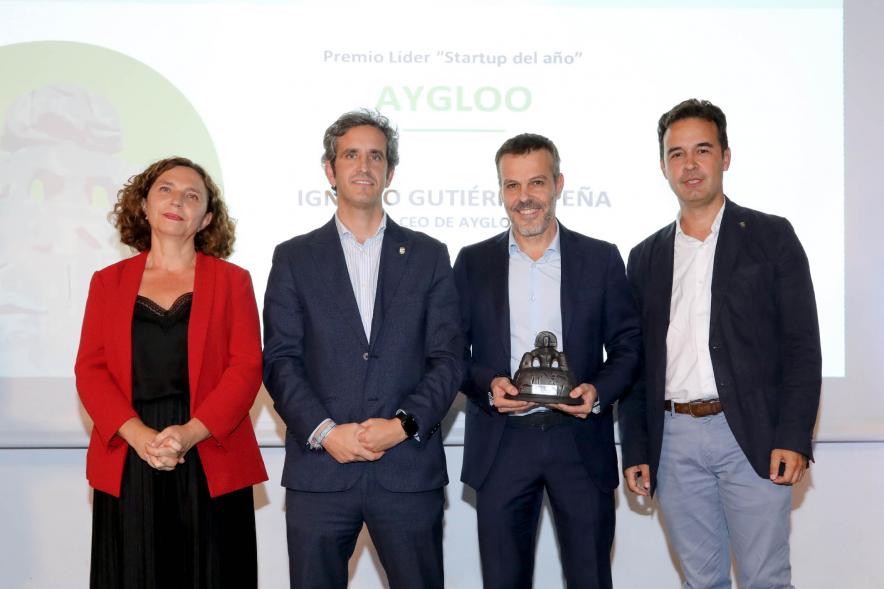 IIIª Edición Premios Lider Alcobendas - Posado del alcalde Aitor Retolaza con miembros de la corporación municipal y un  galardonado.