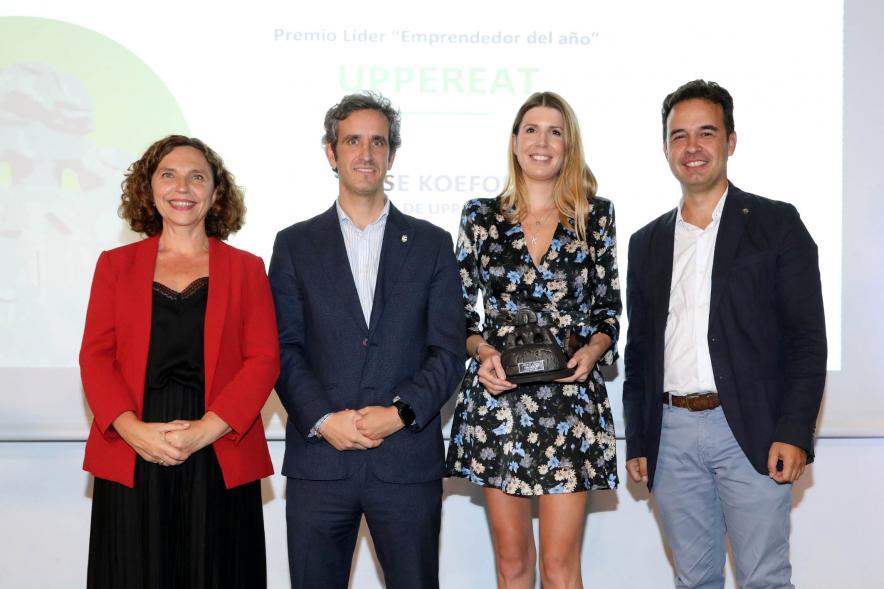 IIIª Edición Premios Lider Alcobendas - Posado del alcalde Aitor Retolaza con miembros de la corporación municipal y una  galardonada.