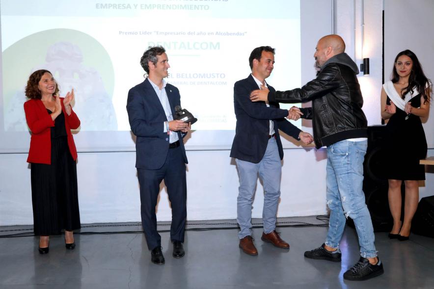 IIIª Edición Premios Lider Alcobendas - Imagen del saludo de un galardona a los representantes municipales.