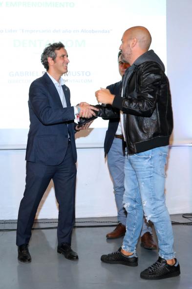   IIIª Edición Premios Lider Alcobendas - Imagen del saludo de un galardonado al alcalde Aitor Retolaza.