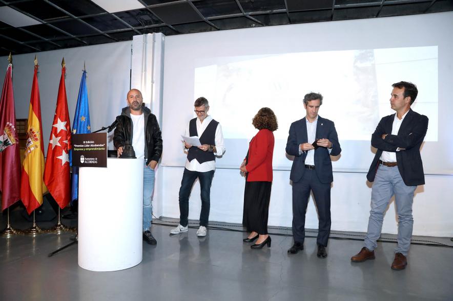 IIIª Edición Premios Lider Alcobendas - Imagen del saludo de un galardona a los representantes municipales.