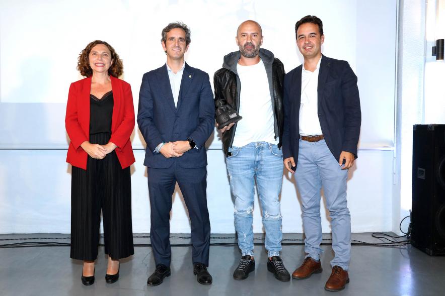 IIIª Edición Premios Lider Alcobendas - Posado del alcalde Aitor Retolaza con miembros de la corporación municipal y un  galardonado.