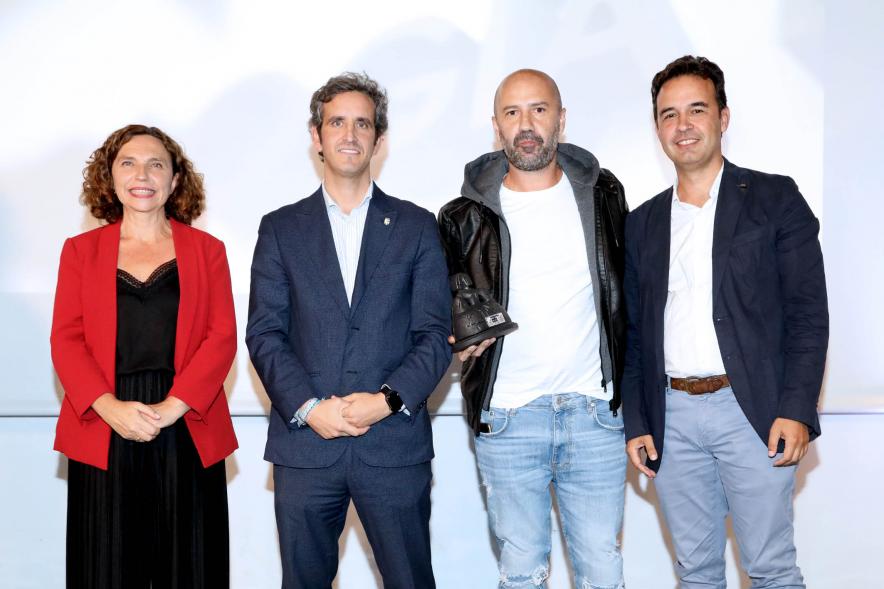 IIIª Edición Premios Lider Alcobendas - Plano de un galardonado junto a la representación municipal.  