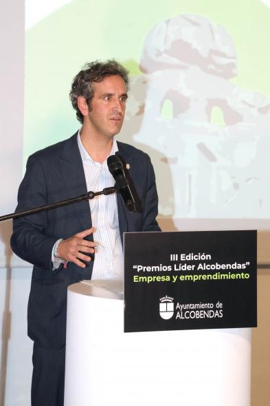 IIIª Edición Premios Lider Alcobendas - Plano de la presentación de la gala  del alcalde Aitor Retolaza.