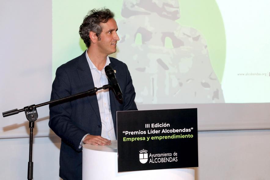 IIIª Edición Premios Lider Alcobendas -  Plano de la presentación de la gala  del alcalde Aitor Retolaza.