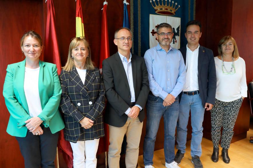 Firmantes posan tras la firma