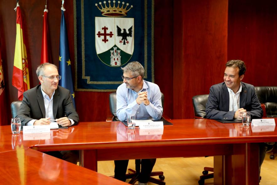 Firmantes charlan durante el encuentro