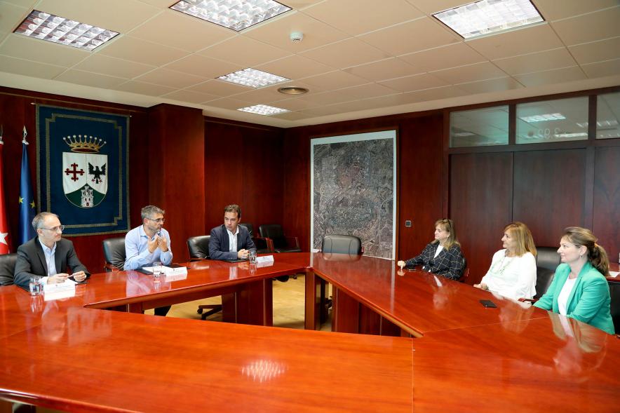 Representantes de cada una de las partes en la firma del acuerdo