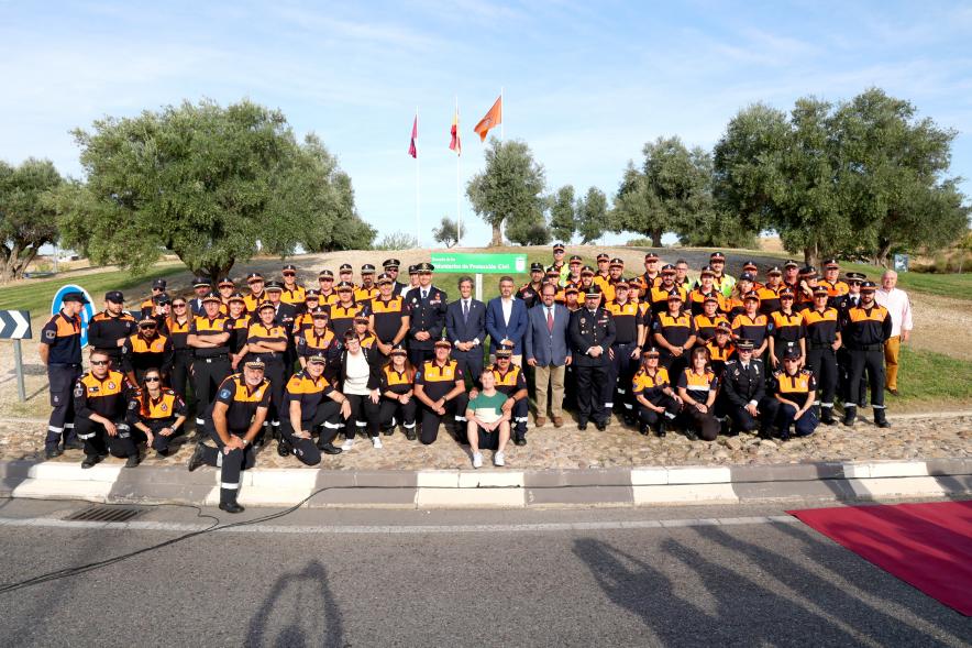 Inauguración Plaza Voluntarios de Protección Civil - Posado de los voluntarios de Protección Civil con las autoridades municipales.