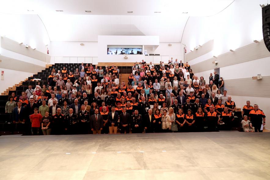  Entrega de Medallas y Reconocimientos de Protección Civil 2022 - Posado de los homenajeados y las autoridades municipales.