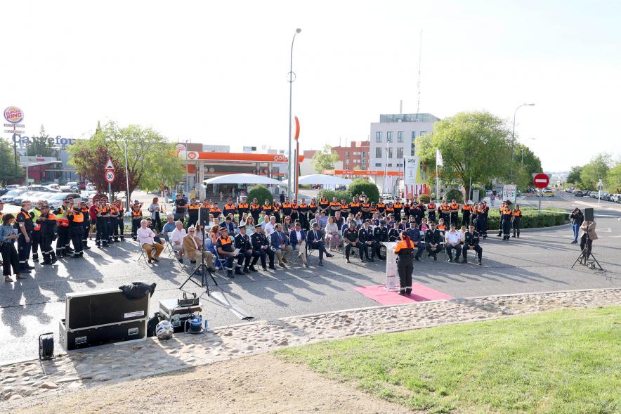 Inauguración Plaza Voluntarios de Protección Civil - Imagen general de los asistentes y los alrededores del acto.
