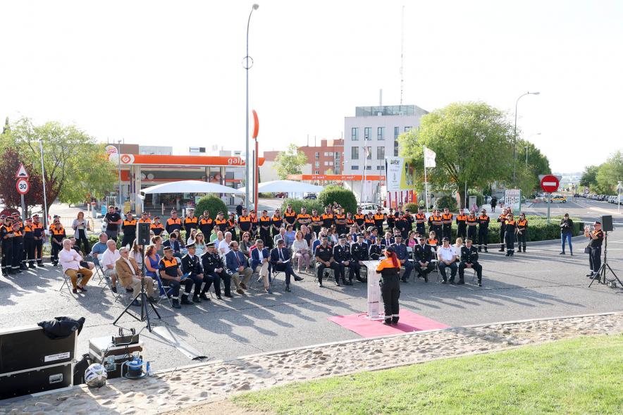 Inauguración Plaza Voluntarios de Protección Civil - Imagen general de los asistentes y los alrededores del acto.