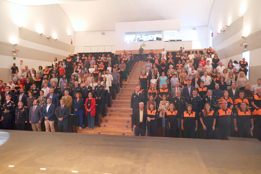 Entrega de Medallas y Reconocimientos de Protección Civil 2022 -  Imagen general de todos los asistentes al acto de pie en las butacas.