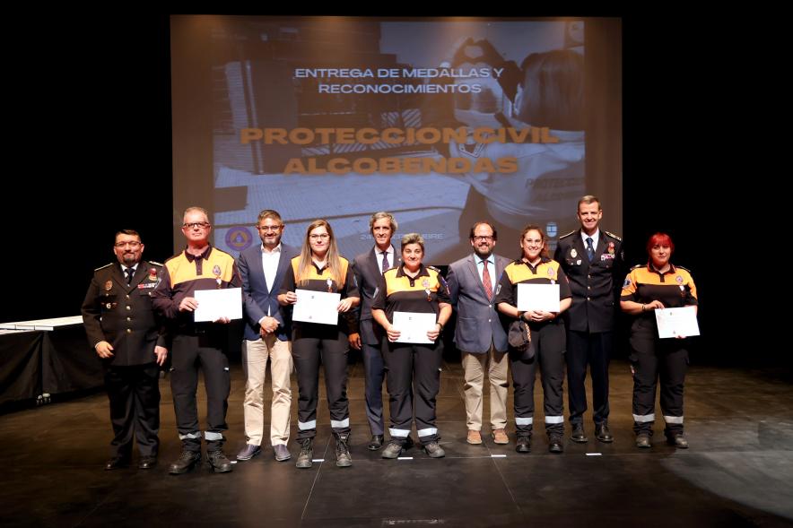 Entrega de Medallas y Reconocimientos de Protección Civil 2022 - Posado de los homenajeados con los responsables de Protección Civil y la Corporación Municipal.