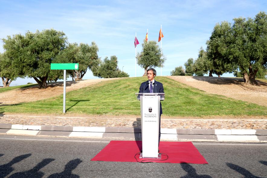 Inauguración Plaza Voluntarios de Protección Civil - Primer plano del alcalde Aitor Retolaza.