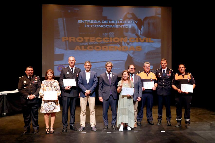 Entrega de Medallas y Reconocimientos de Protección Civil 2022 - Posado de los homenajeados con los responsables de Protección Civil y la Corporación Municipal.
