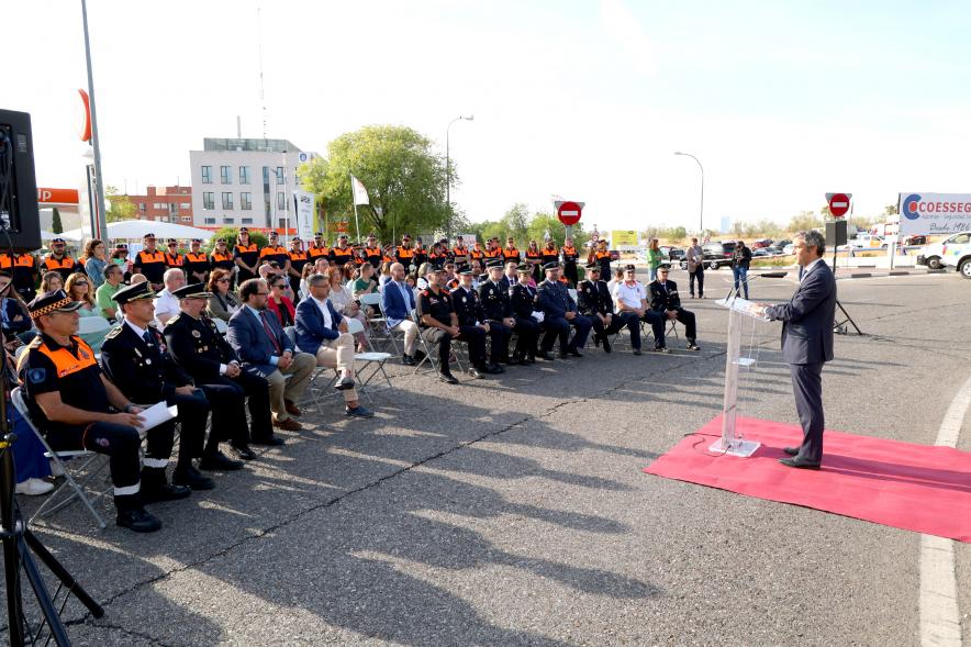 Inauguración Plaza Voluntarios de Protección Civil - Imagen lateral de los asistentes y del alcalde Aitor Retolaza en el atril.                      