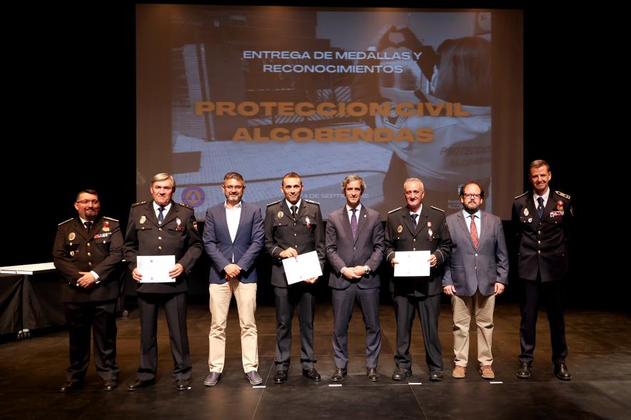 Entrega de Medallas y Reconocimientos de Protección Civil 2022 - Posado de los homenajeados con los responsables de Protección Civil y la Corporación Municipal.