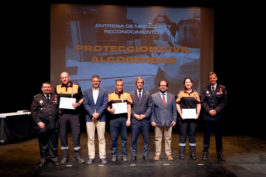 Entrega de Medallas y Reconocimientos de Protección Civil 2022 - Posado de los homenajeados con los responsables de Protección Civil y la Corporación Municipal.