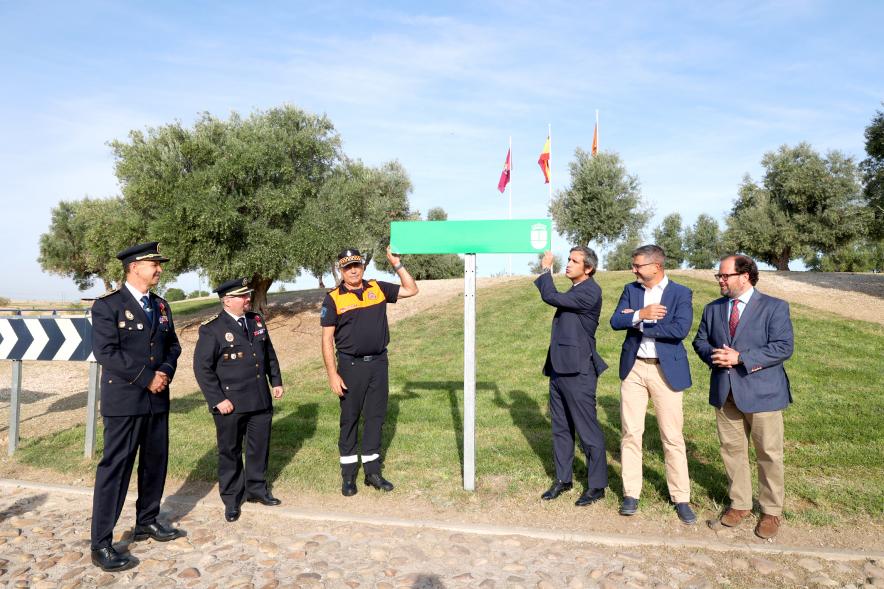 Inauguración Plaza Voluntarios de Protección Civil - Las autoridades municipales y  los responsables de Protección Civil descubren el nombre de la calle. 