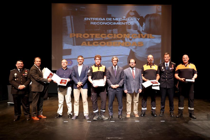 Entrega de Medallas y Reconocimientos de Protección Civil 2022 - Posado de los homenajeados con los responsables de Protección Civil y la Corporación Municipal.