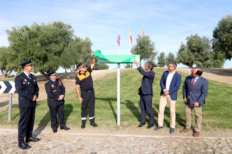 Inauguración Plaza Voluntarios de Protección Civil - Las autoridades descubren el nombre de la calle.