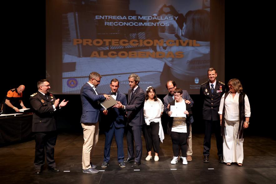 Entrega de Medallas y Reconocimientos de Protección Civil 2022 - Posado de los homenajeados con los responsables de Protección Civil y la Corporación Municipal.