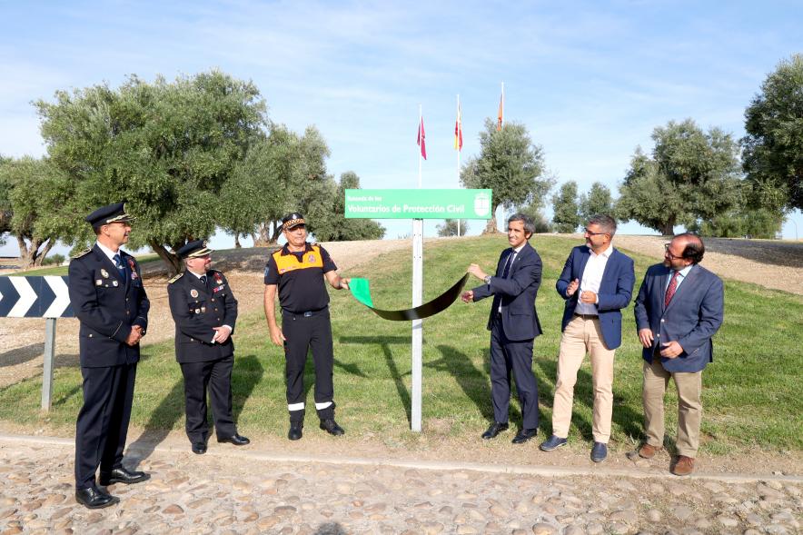 Inauguración Plaza Voluntarios de Protección Civil - Las autoridades descubren el nombre de la calle.