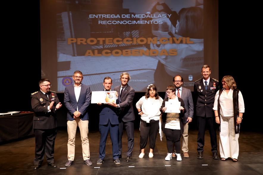 Entrega de Medallas y Reconocimientos de Protección Civil 2022 - Posado de los homenajeados con los responsables de Protección Civil y la Corporación Municipal.