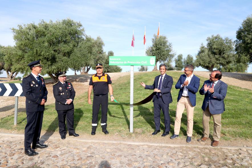 Inauguración Plaza Voluntarios de Protección Civil - Las autoridades descubren el nombre de la calle.