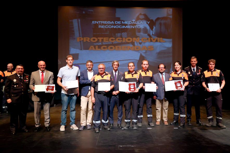 Entrega de Medallas y Reconocimientos de Protección Civil 2022 - Posado de los homenajeados con los responsables de Protección Civil y la Corporación Municipal.