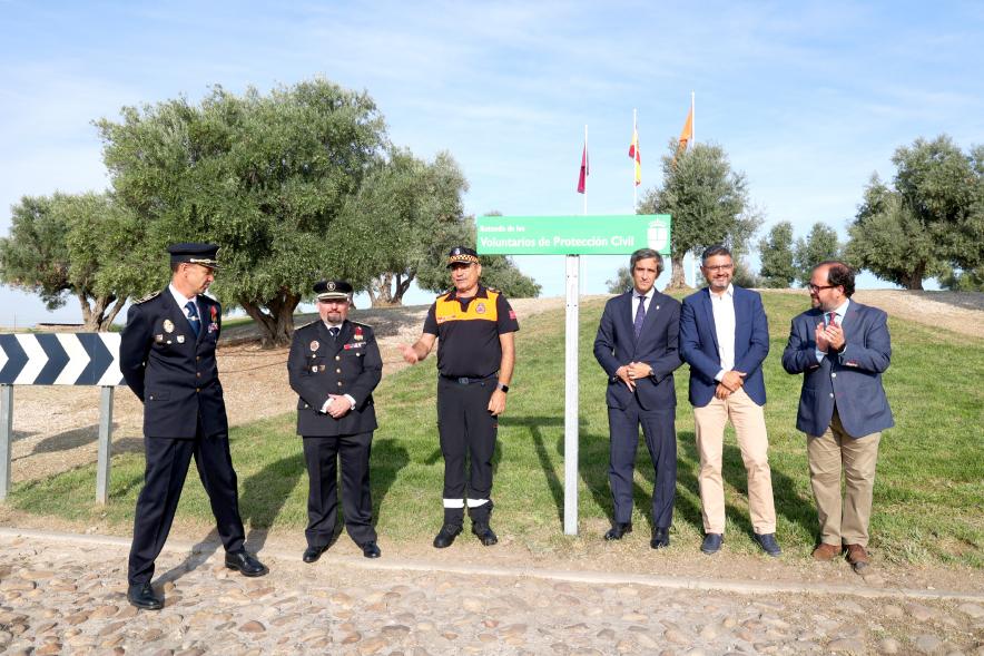 Inauguración Plaza Voluntarios de Protección Civil - Posado de las autoridades municipales y  las de Protección Civil.