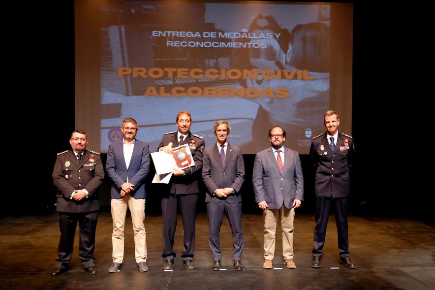 Entrega de Medallas y Reconocimientos de Protección Civil 2022 - Posado de los homenajeados con los responsables de Protección Civil y la Corporación Municipal.