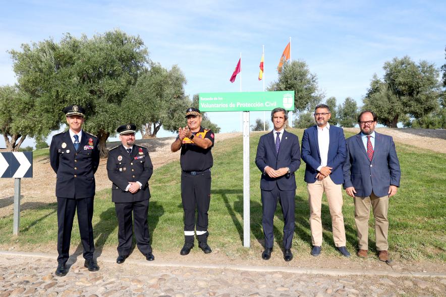 Inauguración Plaza Voluntarios de Protección Civil - Posado de las autoridades municipales y  las de Protección Civil.