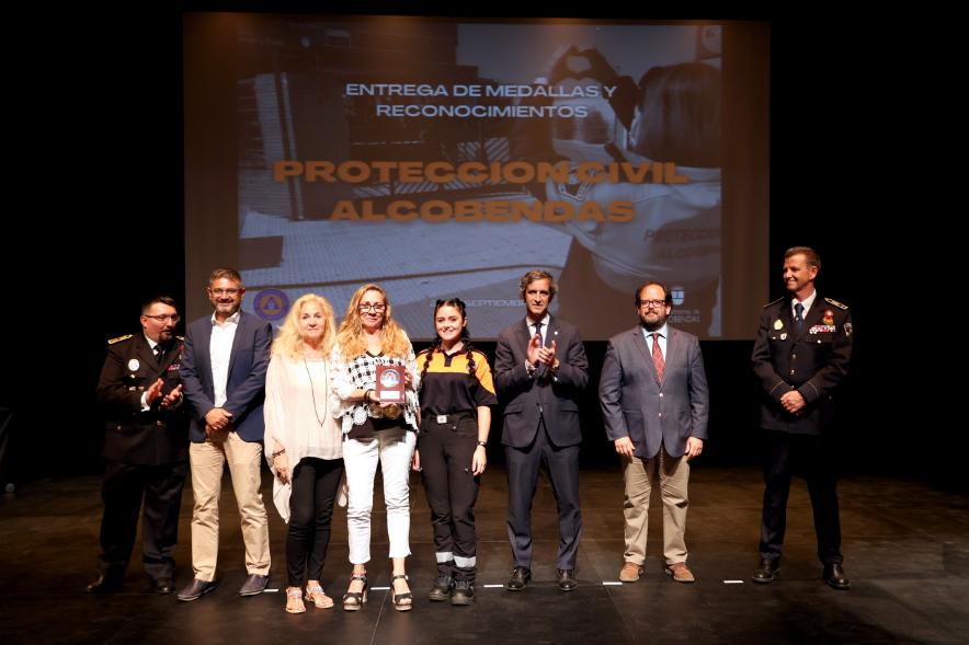 Entrega de Medallas y Reconocimientos de Protección Civil 2022 - Posado de los homenajeados con los responsables de Protección Civil y la Corporación Municipal.
