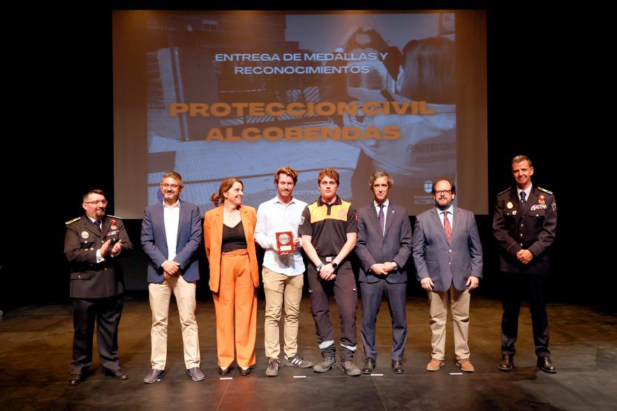 Entrega de Medallas y Reconocimientos de Protección Civil 2022 - Posado de los homenajeados con los responsables de Protección Civil y la Corporación Municipal.