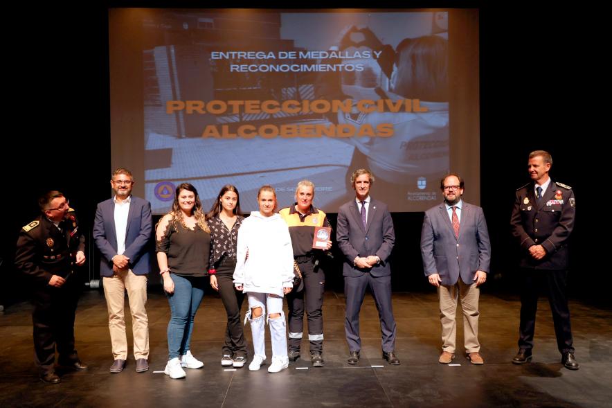 Entrega de Medallas y Reconocimientos de Protección Civil 2022 - Posado de los homenajeados con los responsables de Protección Civil y la Corporación Municipal.