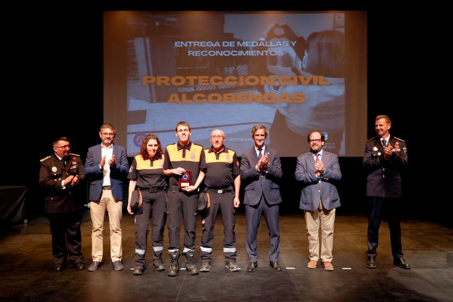 Entrega de Medallas y Reconocimientos de Protección Civil 2022 - Posado de los homenajeados con los responsables de Protección Civil y la Corporación Municipal.