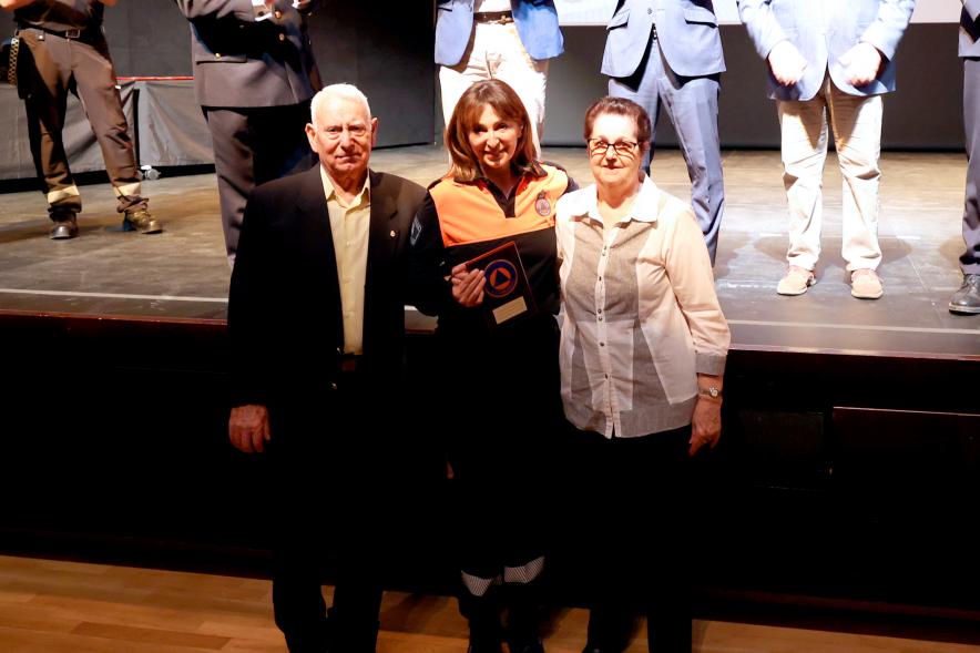 Entrega de Medallas y Reconocimientos de Protección Civil 2022 - Posado de una homenajeada con su familia.