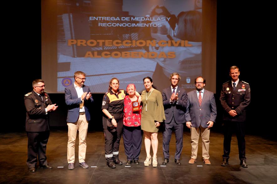 Entrega de Medallas y Reconocimientos de Protección Civil 2022 - Posado de los homenajeados con los responsables de Protección Civil y la Corporación Municipal.