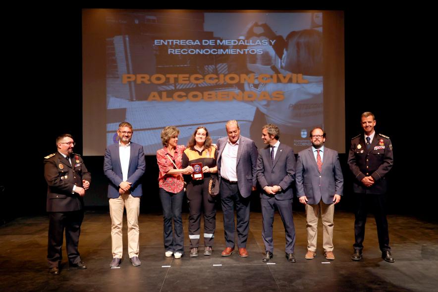 Entrega de Medallas y Reconocimientos de Protección Civil 2022 - Posado de los homenajeados con los responsables de Protección Civil y la Corporación Municipal.