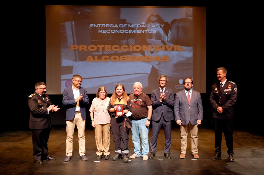Entrega de Medallas y Reconocimientos de Protección Civil 2022 - Posado de los homenajeados con los responsables de Protección Civil y la Corporación Municipal.