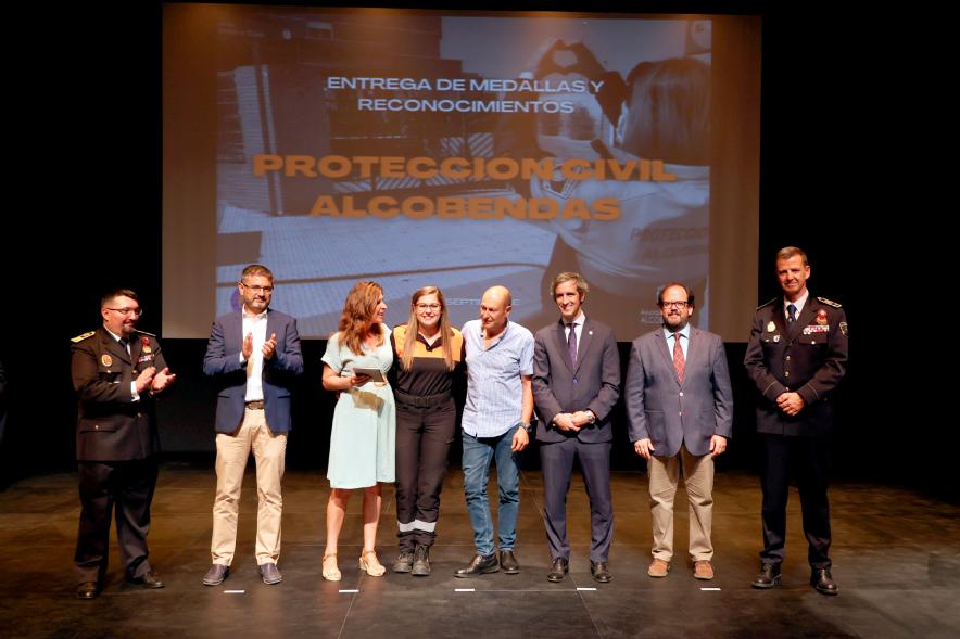 Entrega de Medallas y Reconocimientos de Protección Civil 2022 - Posado de los homenajeados con los responsables de Protección Civil y la Corporación Municipal.