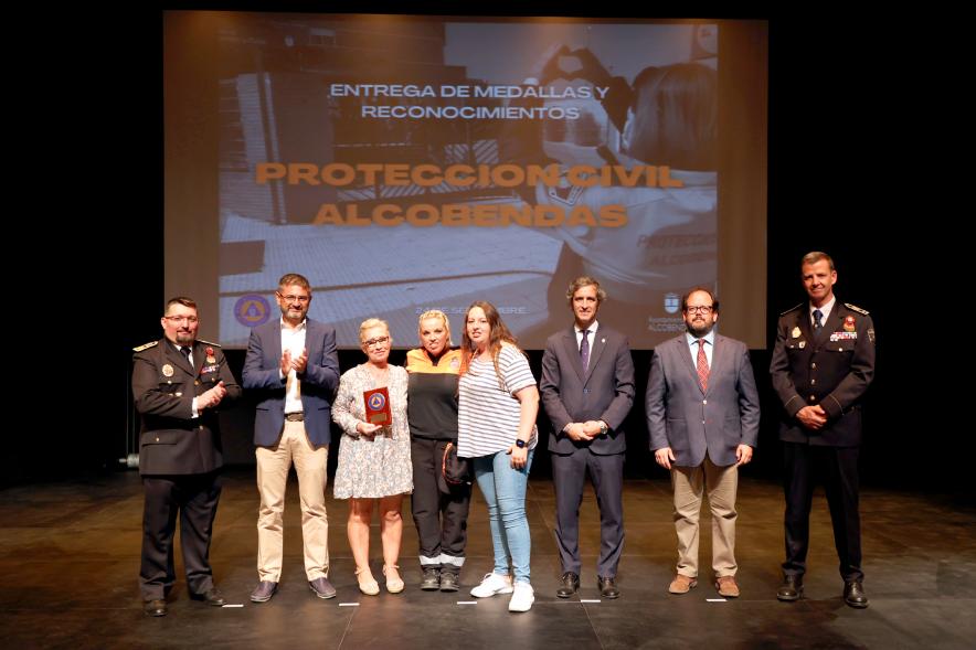 Entrega de Medallas y Reconocimientos de Protección Civil 2022 - Posado de los   homenajeados con los responsables de Protección Civil y la Corporación Municipal.