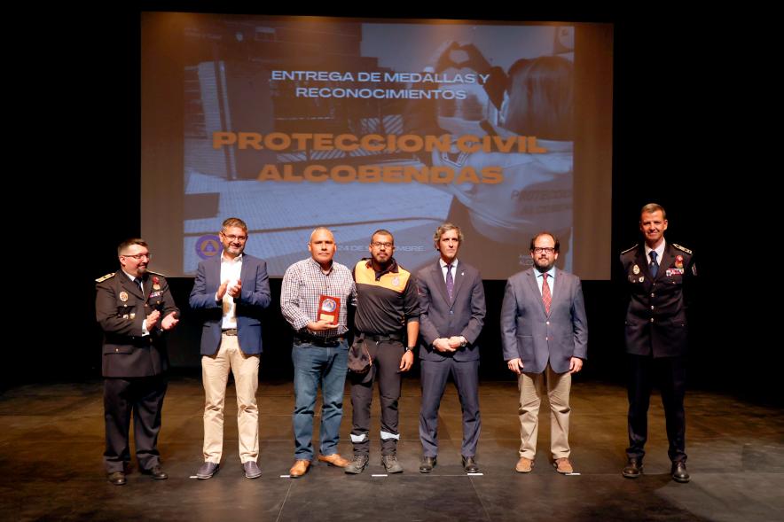 Entrega de Medallas y Reconocimientos de Protección Civil 2022 - Posado de los   homenajeados con los responsables de Protección Civil y la Corporación Municipal.