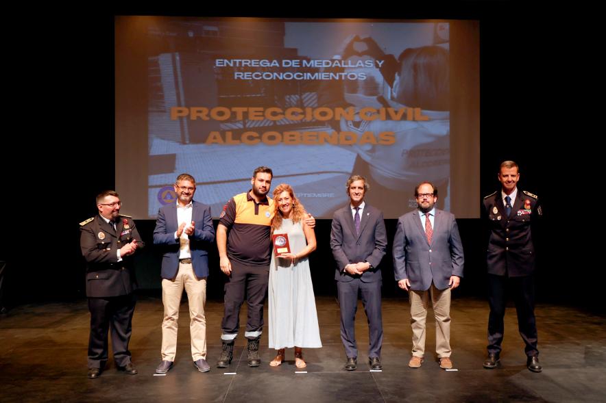 Entrega de Medallas y Reconocimientos de Protección Civil 2022 - Posado de los   homenajeados con los responsables de Protección Civil y la Corporación Municipal.