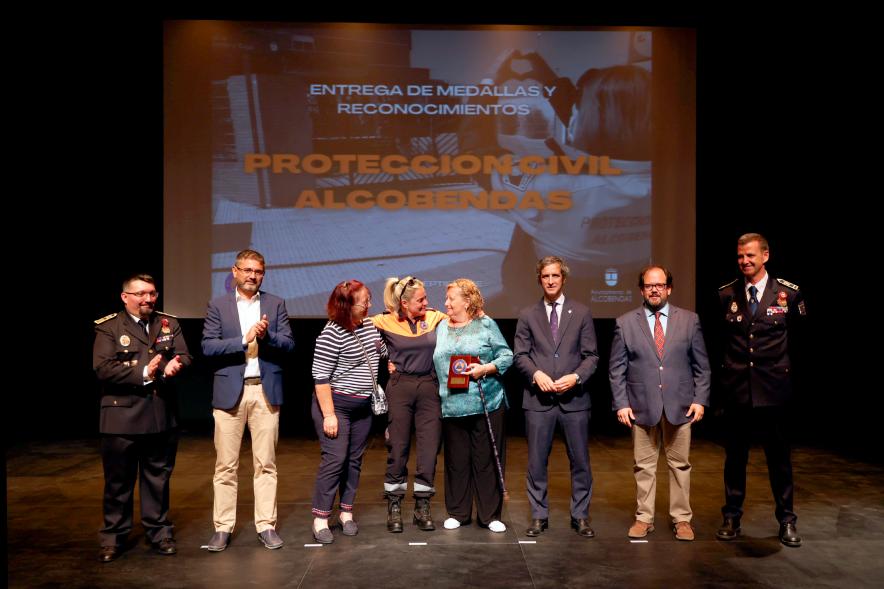Entrega de Medallas y Reconocimientos de Protección Civil 2022 - Posado de los   homenajeados con los responsables de Protección Civil y la Corporación Municipal.