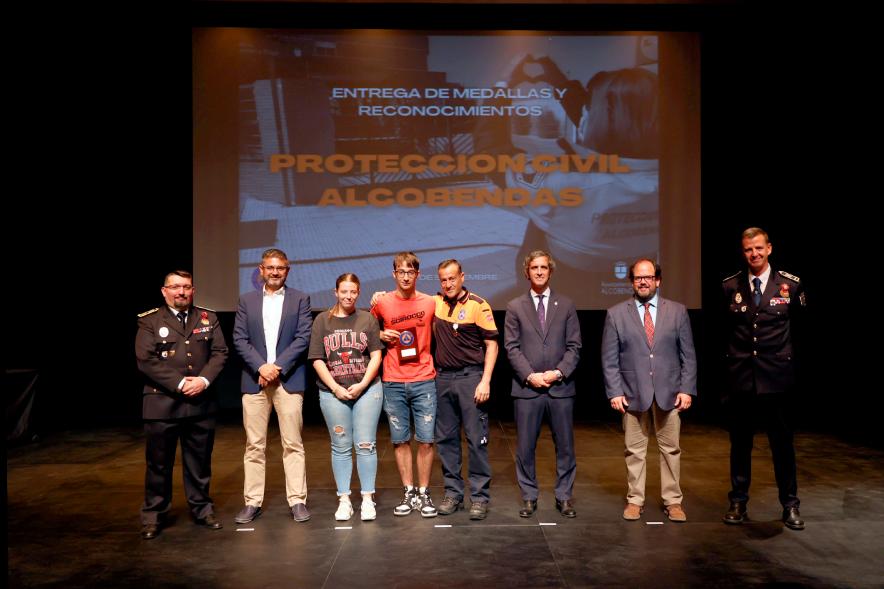 Entrega de Medallas y Reconocimientos de Protección Civil 2022 - Posado de los   homenajeados con los responsables de Protección Civil y la Corporación Municipal.