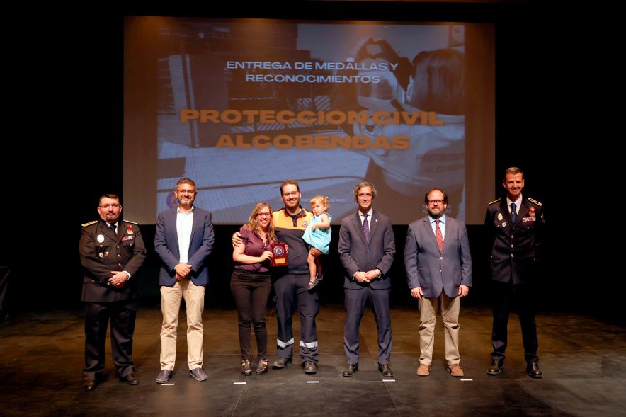 Entrega de Medallas y Reconocimientos de Protección Civil 2022 - Posado de los   homenajeados con los responsables de Protección Civil y la Corporación Municipal.
