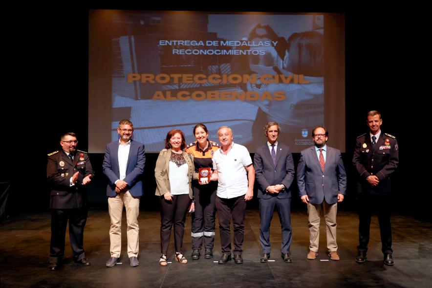 Entrega de Medallas y Reconocimientos de Protección Civil 2022 - Posado de los   homenajeados con los responsables de Protección Civil y la Corporación Municipal.